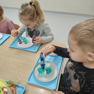 Dzieci uczestniczą w warsztatach naukowych.