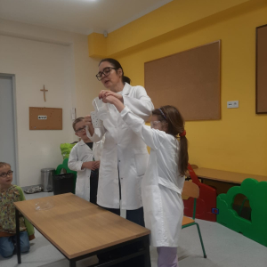 Dzieci uczestniczą w warsztatach naukowych.