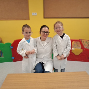 Dzieci uczestniczą w warsztatach naukowych.