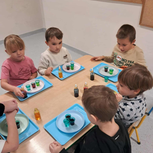 Dzieci uczestniczą w warsztatach naukowych.