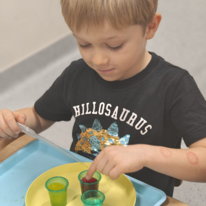 Dzieci uczestniczą w warsztatach naukowych.