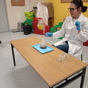 Dzieci uczestniczą w warsztatach naukowych.