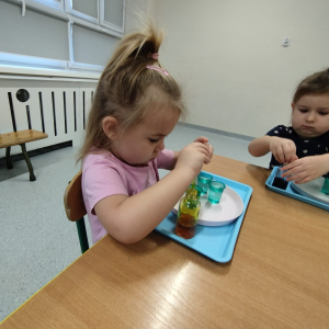 Dzieci uczestniczą w warsztatach naukowych.