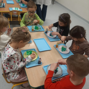 Dzieci uczestniczą w warsztatach naukowych.