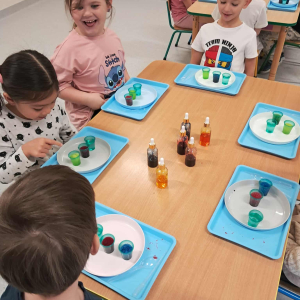 Dzieci uczestniczą w warsztatach naukowych.