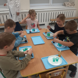 Dzieci uczestniczą w warsztatach naukowych.