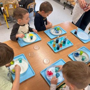 Dzieci uczestniczą w warsztatach naukowych.