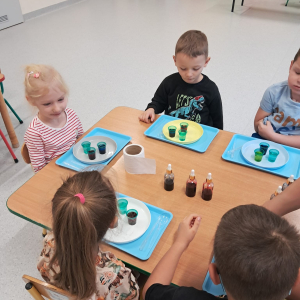 Dzieci uczestniczą w warsztatach naukowych.