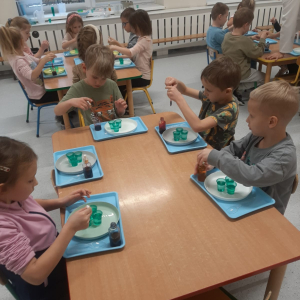 Dzieci uczestniczą w warsztatach naukowych.