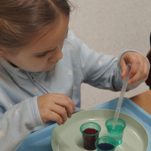 Dzieci uczestniczą w warsztatach naukowych.