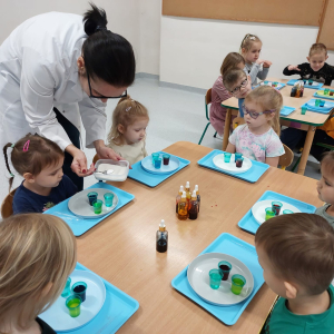 Dzieci uczestniczą w warsztatach naukowych.