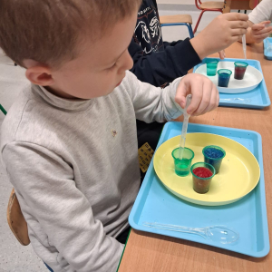 Dzieci uczestniczą w warsztatach naukowych.