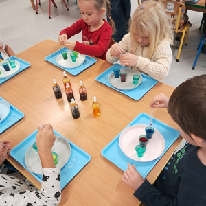 Dzieci uczestniczą w warsztatach naukowych.