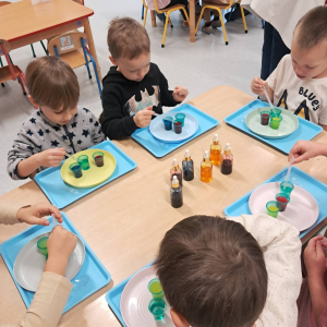 Dzieci uczestniczą w warsztatach naukowych.