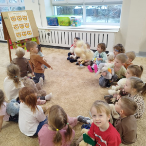 Zabawy z okazji Dnia Pluszowego Misia.