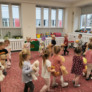 Zabawy z okazji Dnia Pluszowego Misia.