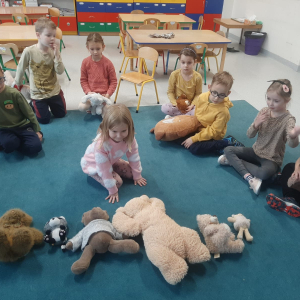 Zabawy z okazji Dnia Pluszowego Misia.