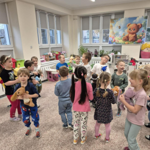 Zabawy z okazji Dnia Pluszowego Misia.