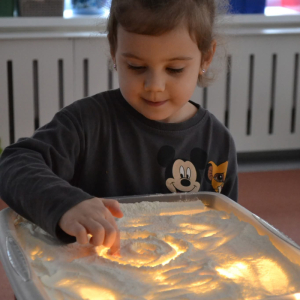 Malowanie na podświetlonym stoliku.