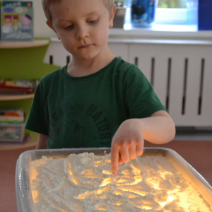 Malowanie na podświetlonym stoliku.