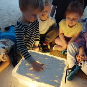 Malowanie na podświetlonym stoliku.