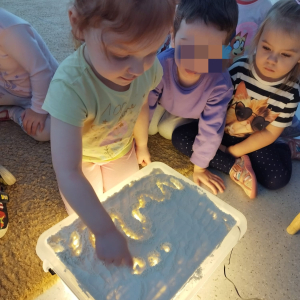 Malowanie na podświetlonym stoliku.