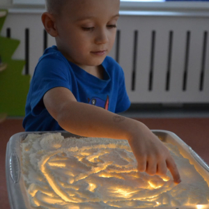 Malowanie na podświetlonym stoliku.