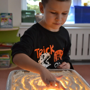 Malowanie na podświetlonym stoliku.