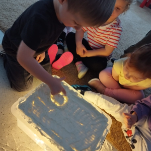 Malowanie na podświetlonym stoliku.