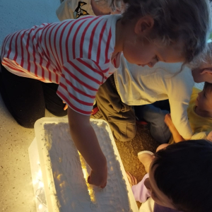 Malowanie na podświetlonym stoliku.