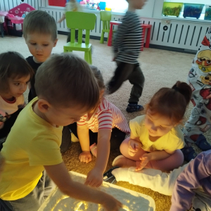 Malowanie na podświetlonym stoliku.