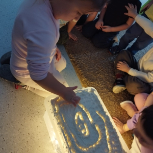 Malowanie na podświetlonym stoliku.