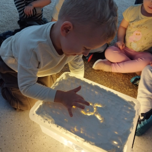 Malowanie na podświetlonym stoliku.