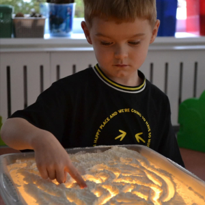 Malowanie na podświetlonym stoliku.