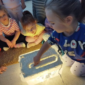 Malowanie na podświetlonym stoliku.