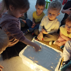 Malowanie na podświetlonym stoliku.