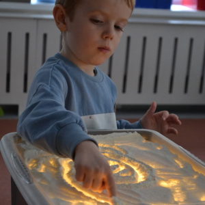 Malowanie na podświetlonym stoliku.