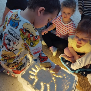 Malowanie na podświetlonym stoliku.