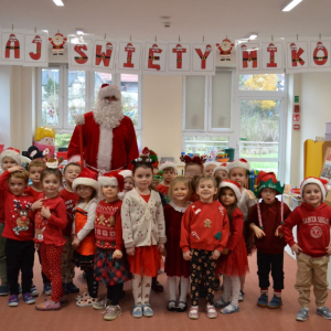 Spotkanie przedszkolaków ze Świętym Mikołajem.