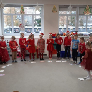 Spotkanie przedszkolaków ze Świętym Mikołajem.