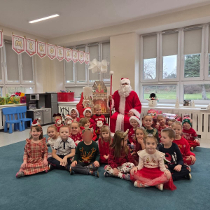 Spotkanie przedszkolaków ze Świętym Mikołajem.
