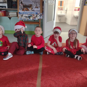 Spotkanie przedszkolaków ze Świętym Mikołajem.