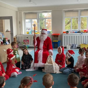 Spotkanie przedszkolaków ze Świętym Mikołajem.