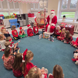 Spotkanie przedszkolaków ze Świętym Mikołajem.