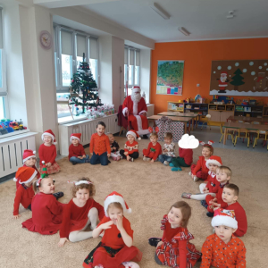 Spotkanie przedszkolaków ze Świętym Mikołajem.