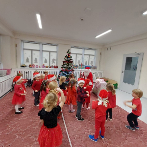 Spotkanie przedszkolaków ze Świętym Mikołajem.