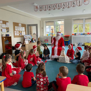 Spotkanie przedszkolaków ze Świętym Mikołajem.