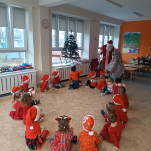 Spotkanie przedszkolaków ze Świętym Mikołajem.