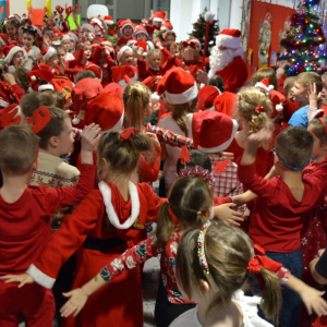 Spotkanie przedszkolaków ze Świętym Mikołajem.