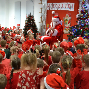 Spotkanie przedszkolaków ze Świętym Mikołajem.